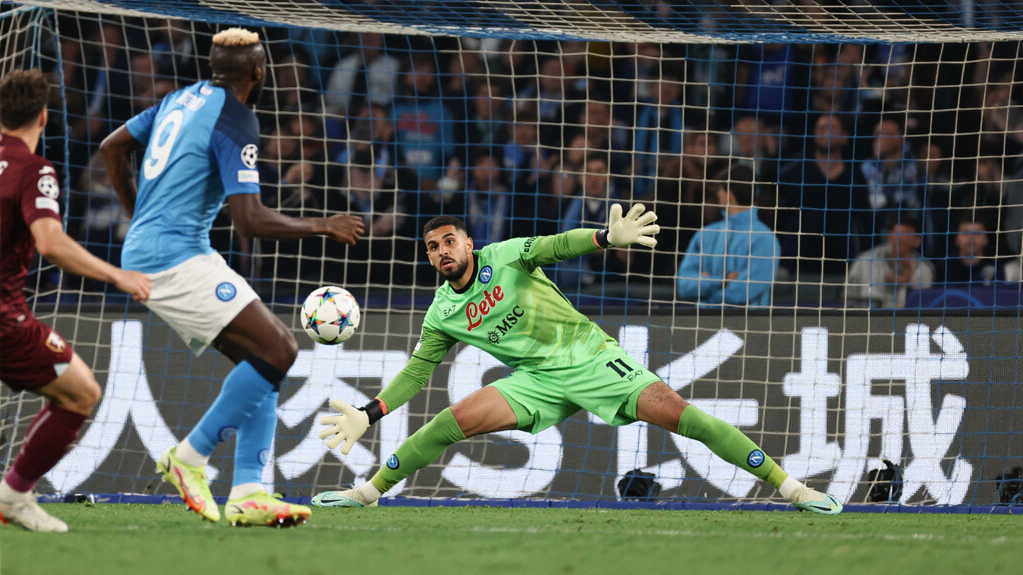 布努与库利巴利门前神勇化身双重屏障，力阻险情